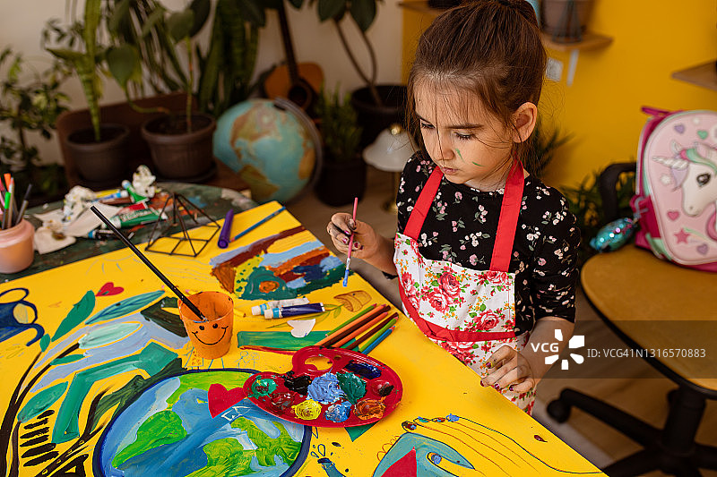 画中的女孩图片素材