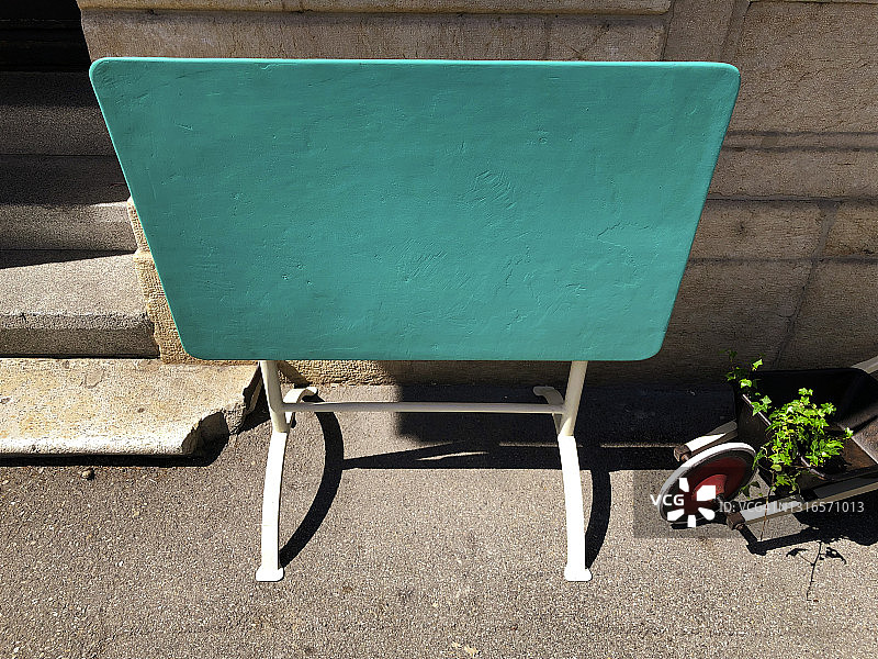 房子前的绿桌子图片素材