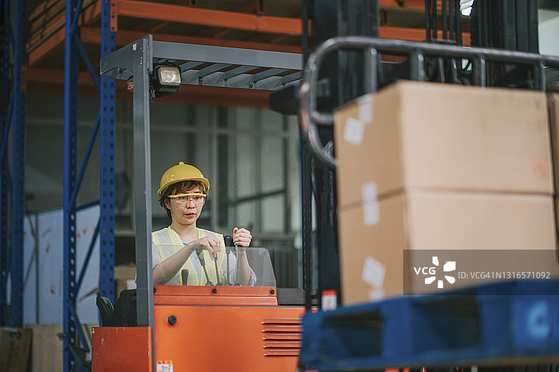中国女工在工厂操作叉车图片素材