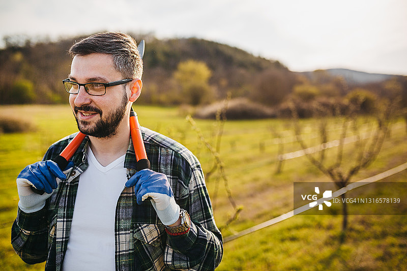 农民修剪树木图片素材