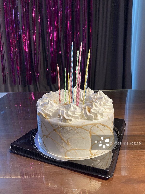 白色生日蛋糕与长蜡烛图片素材