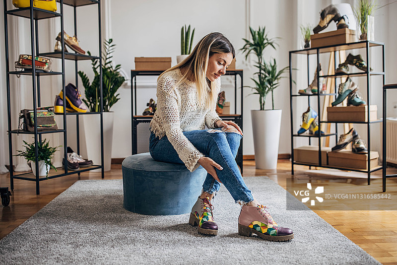 女人在试穿鞋子图片素材