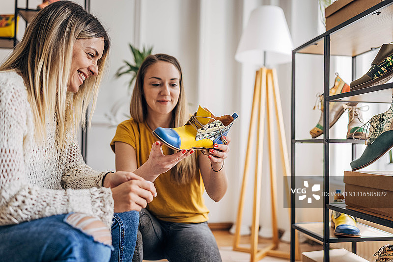 女人购买新鞋图片素材