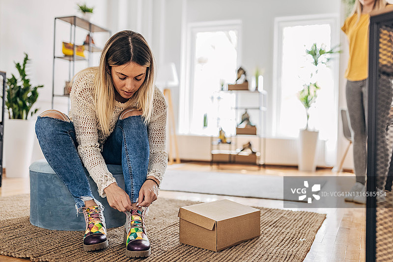 女人试穿新鞋图片素材