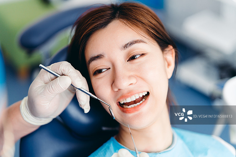 亚洲年轻漂亮女性在牙科诊所的肖像图片素材