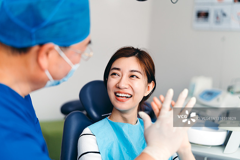 年轻的亚洲女性在牙医处进行牙齿检查图片素材