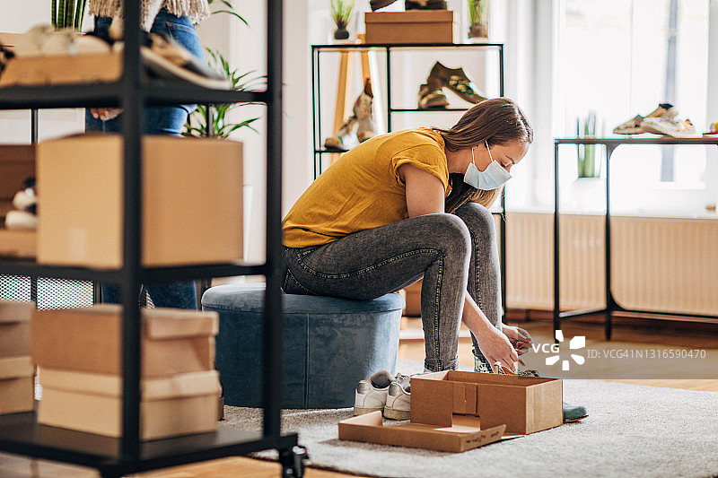 购物中的女人图片素材