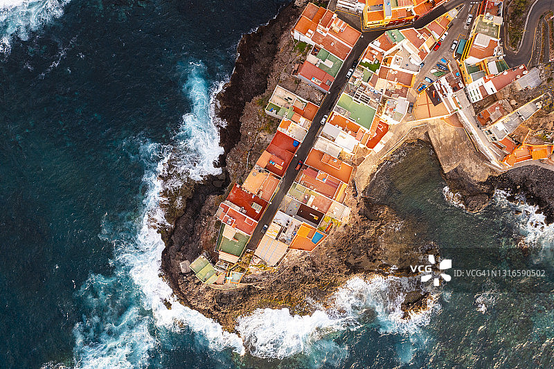 西班牙大加那利岛彩色沿海村庄航拍图片素材