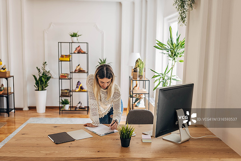 在时装店工作的女人图片素材