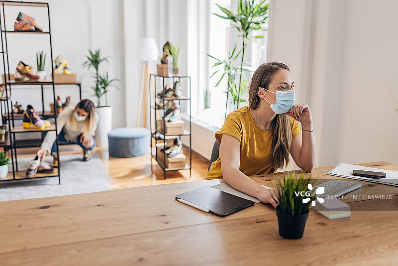 在时装店工作的女人图片素材