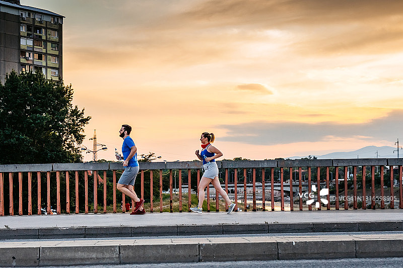 年轻情侣一起跑步图片素材