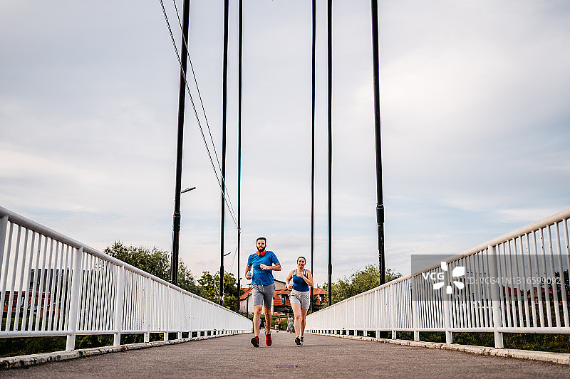 年轻情侣一起跑步图片素材