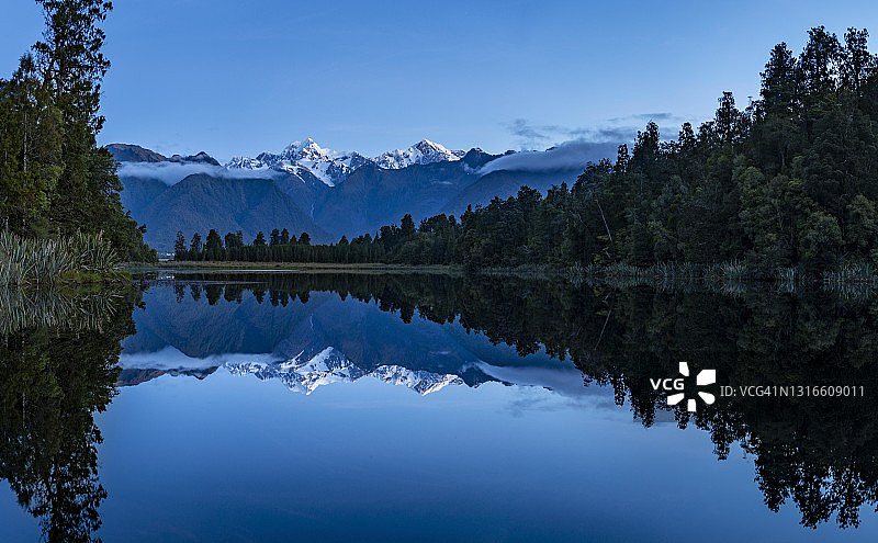 新西兰西海岸区马瑟森湖的库克山和塔斯曼山晨景倒影图片素材