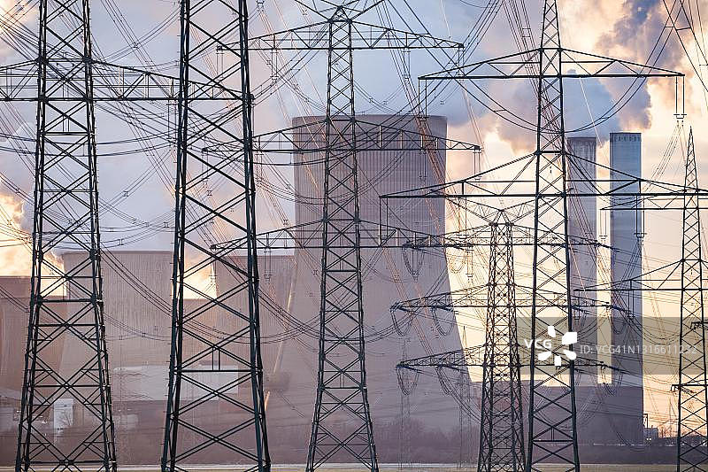 德国褐煤电厂冒烟冷却塔日落图片素材