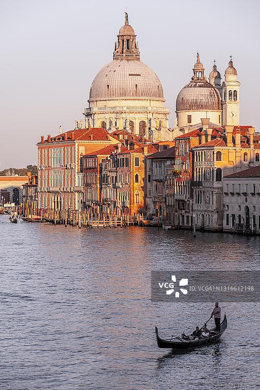 意大利威尼斯学院桥看大运河和安康圣母教堂的黄昏景色图片素材