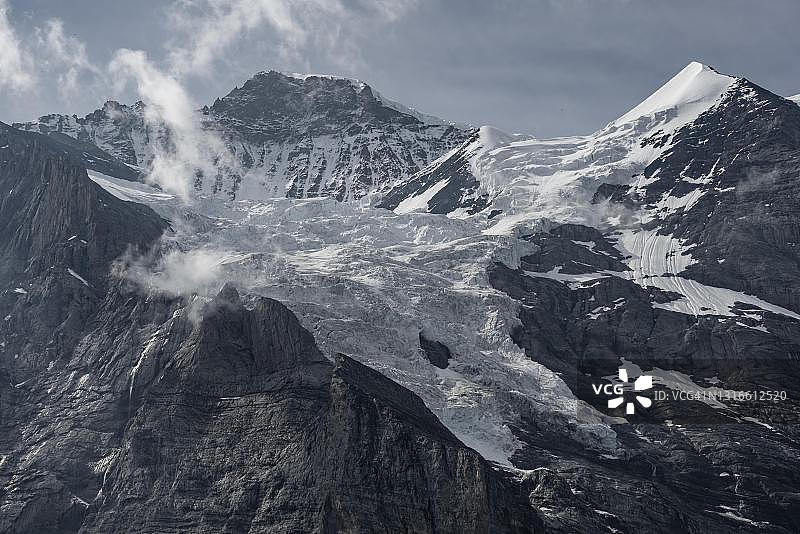 瑞士伯尔尼阿尔卑斯山少女峰与银角峰冰川图片素材