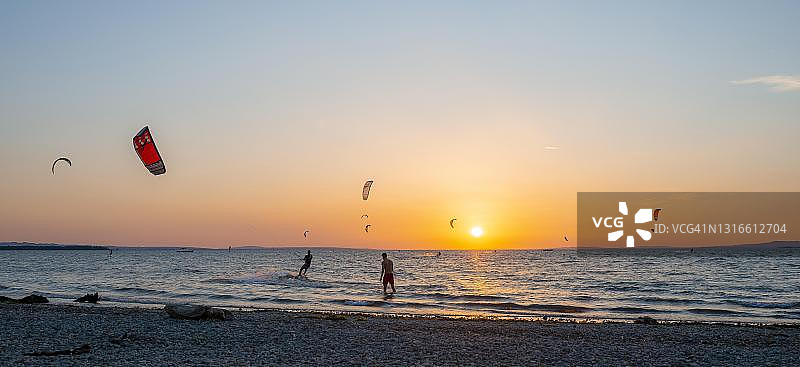 德国巴伐利亚康斯坦茨湖的风筝冲浪者日落图片素材