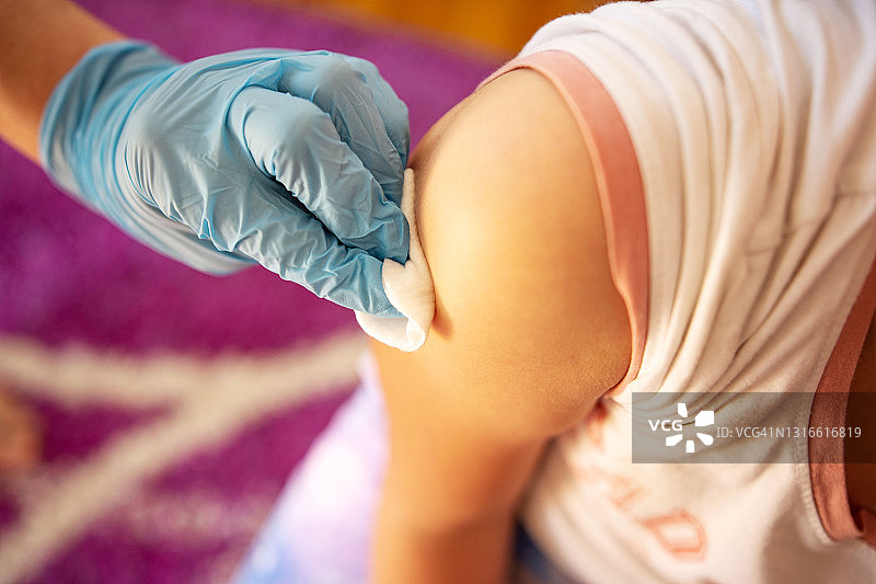 女孩接种疫苗图片素材