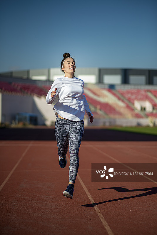 在跑道上跑步的女运动员图片素材