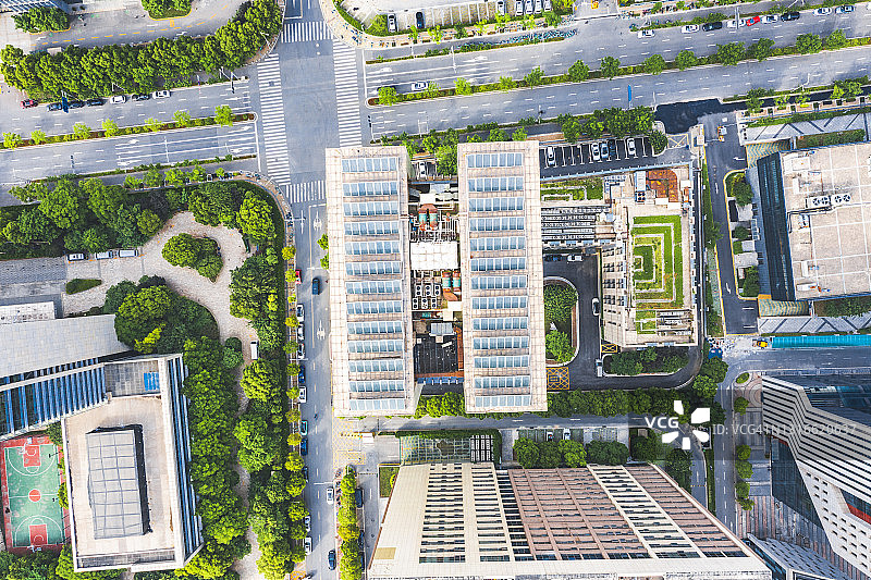 高层建筑屋顶上的太阳能设备图片素材