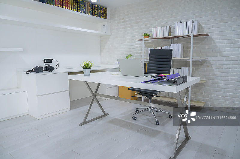 空旷的豪华家庭办公室室内设计图片素材