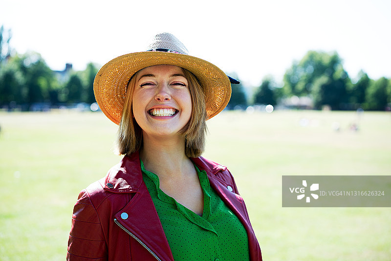 面带灿烂笑容的女人肖像图片素材