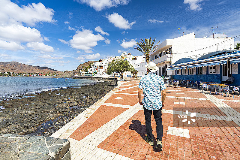 在富埃特文图拉岛拉斯普莱提亚斯海滨小镇的游客图片素材