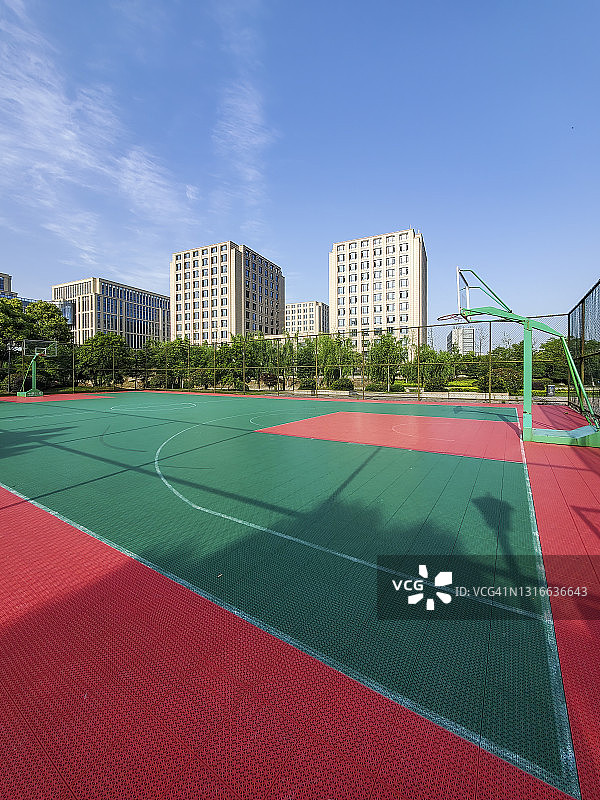 蓝天白云下的篮球场图片素材