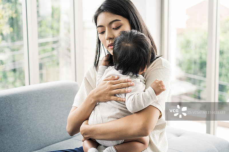 母亲在家细心照料宝宝图片素材