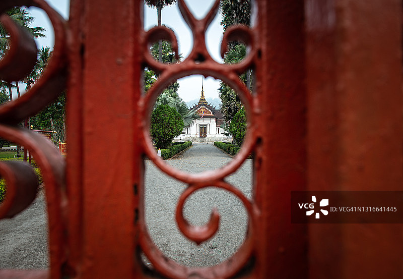 从紧闭的大门望出去的琅勃拉邦王宫景色图片素材