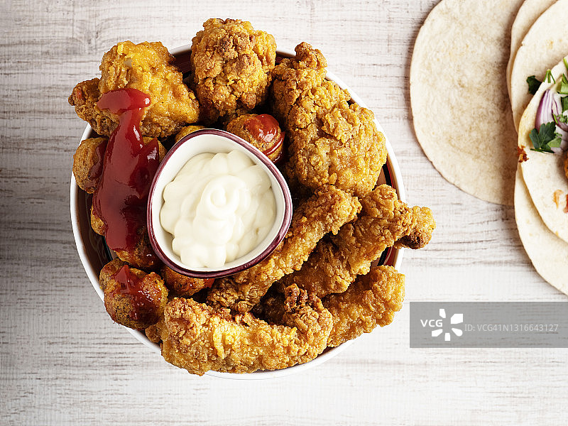 炸鸡条、鸡块和鸡腿图片素材