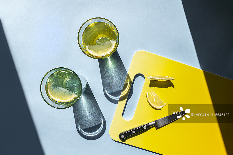 蓝色背景上的新鲜自制柠檬水图片素材