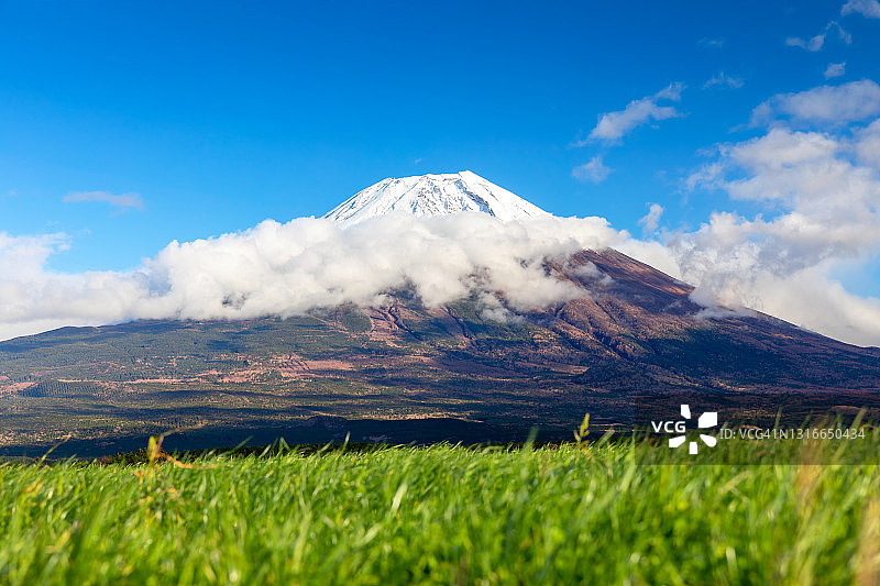 秋季的富士山，晨雾和红叶笼罩下的河口湖美景图片素材