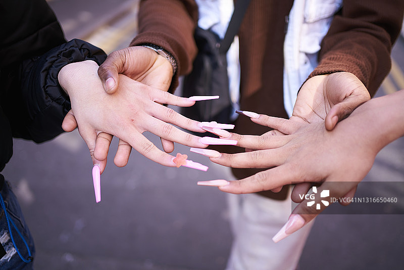 朋友们一起展示美甲图片素材