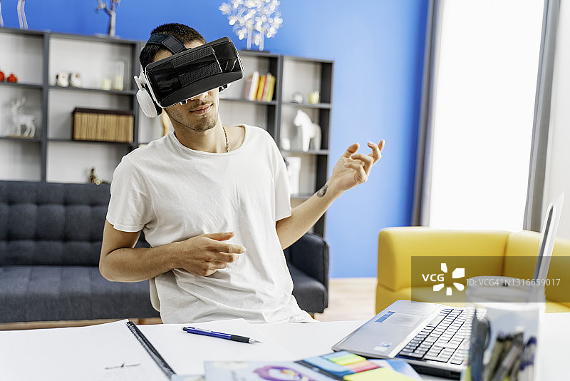 戴着耳机在家上网课的少年图片素材