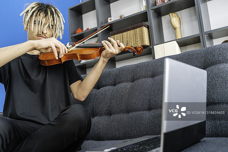 通过视频通话进行小提琴教学图片素材