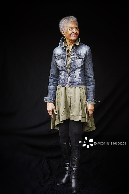 一位面带微笑、充满希望的年长黑人女性肖像图片素材