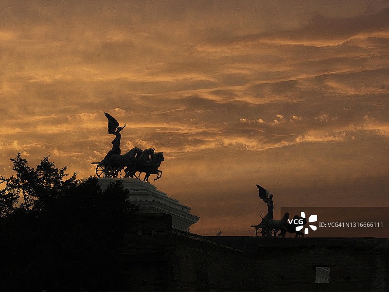 罗马建筑顶部的战车御者图片素材