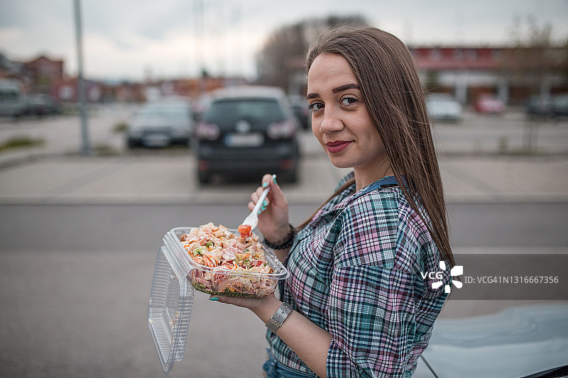 正在享用健康沙拉的年轻女子图片素材