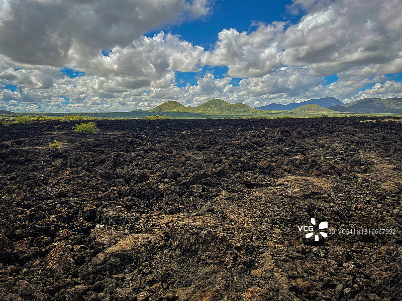 肯尼亚察沃西部国家公园柴姆火山口熔岩山景观图片素材