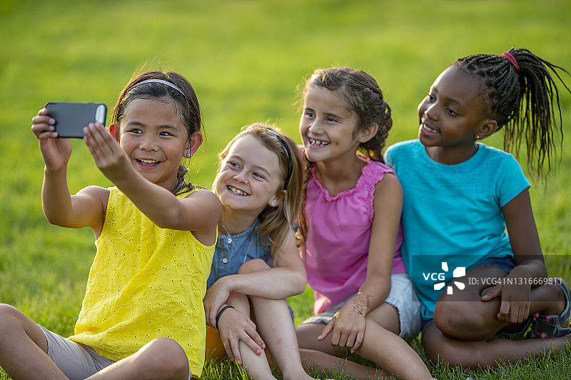 在户外自拍的年轻女孩图片素材