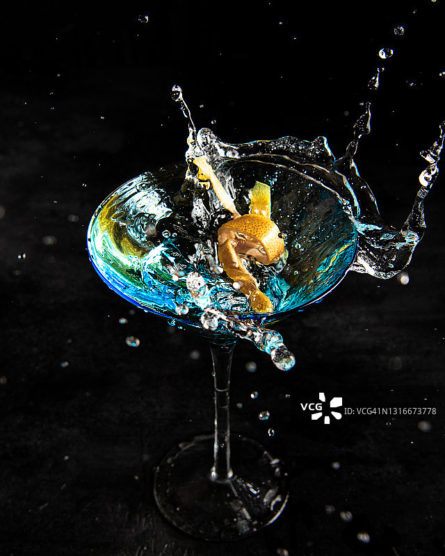 蓝色马提尼酒，橙片飞溅图片素材
