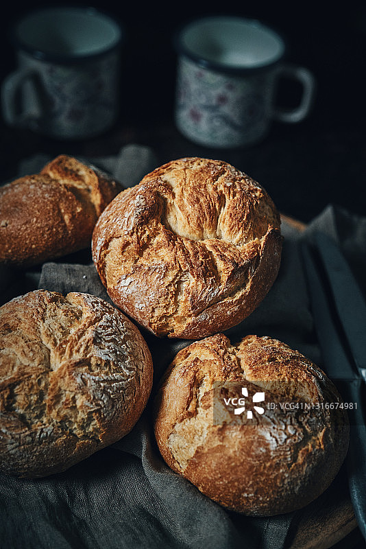 自制的棕色面包、籽面包和酸面包图片素材