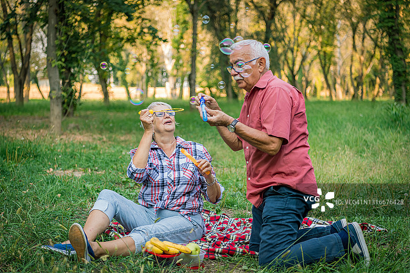 可爱的老年夫妇图片素材