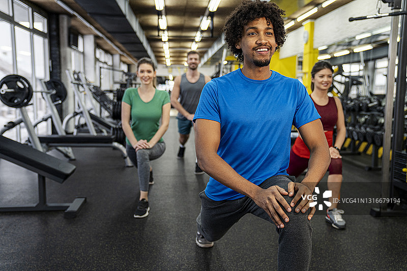 一群年轻人在健身房做运动图片素材