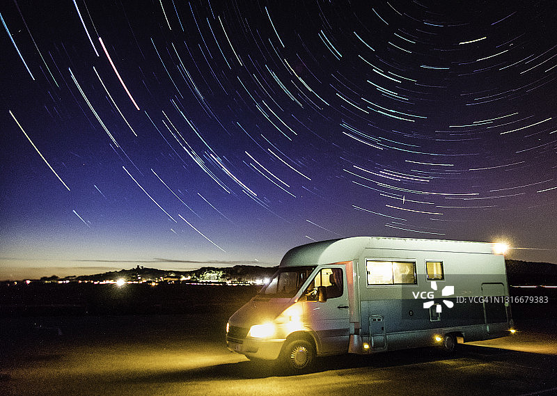 星轨下的房车图片素材