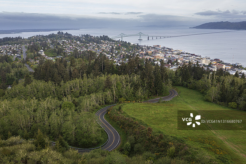 从阿斯托利亚圆柱看到的阿斯托利亚天际线图片素材