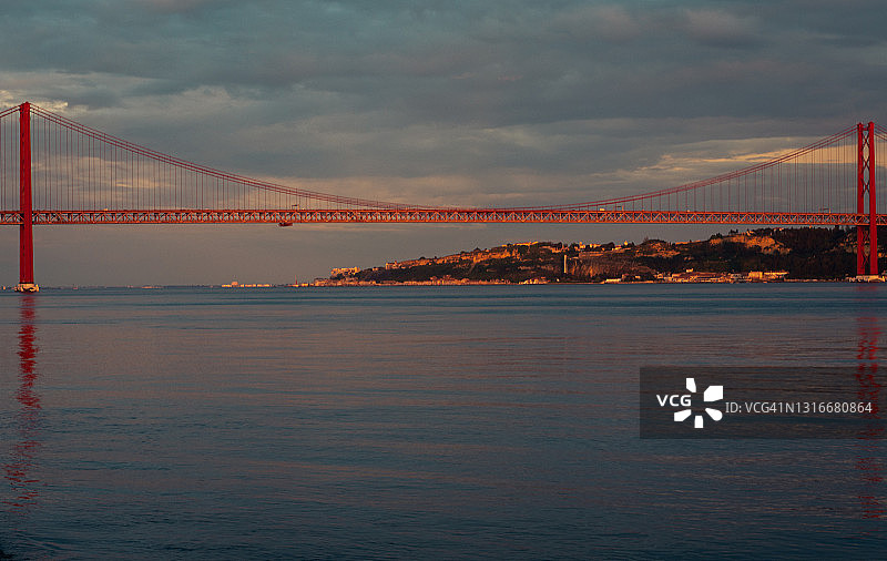 里斯本塔古斯河的日落图片素材