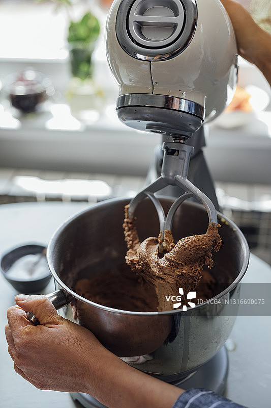 女人搅拌食材制作饼干面团图片素材