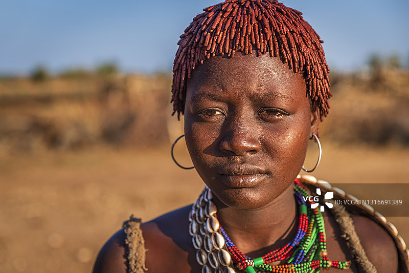 来自埃塞俄比亚哈默部落的女人肖像图片素材